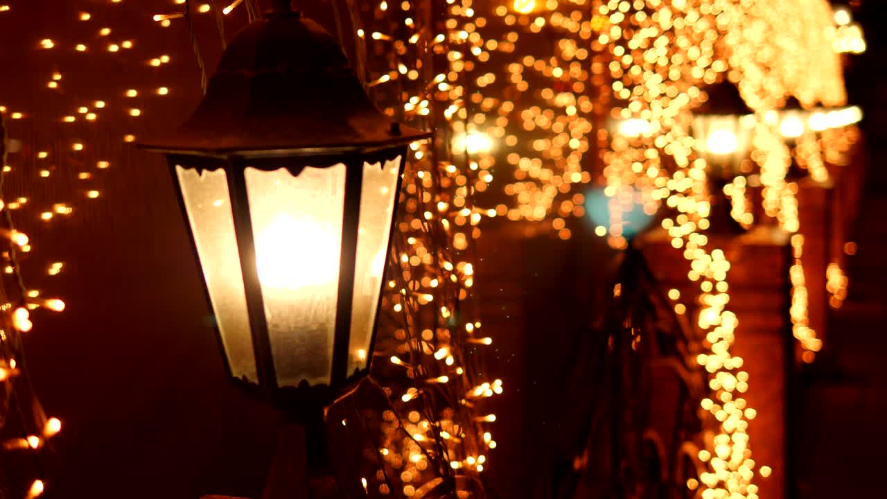 길거리에서 크리스마스 밤에 거리의 램프에서 축제 흐릿한 황금빛