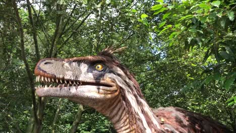 dinosaurio en un bosque de la selva