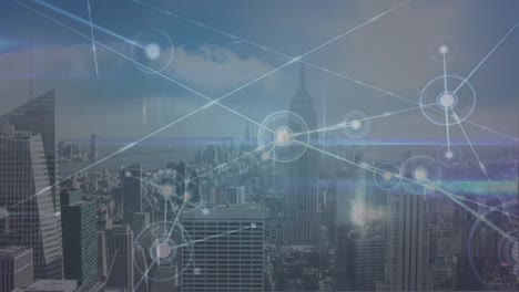 animación de puntos conectados con líneas sobre vista aérea de la ciudad moderna contra el cielo nublado