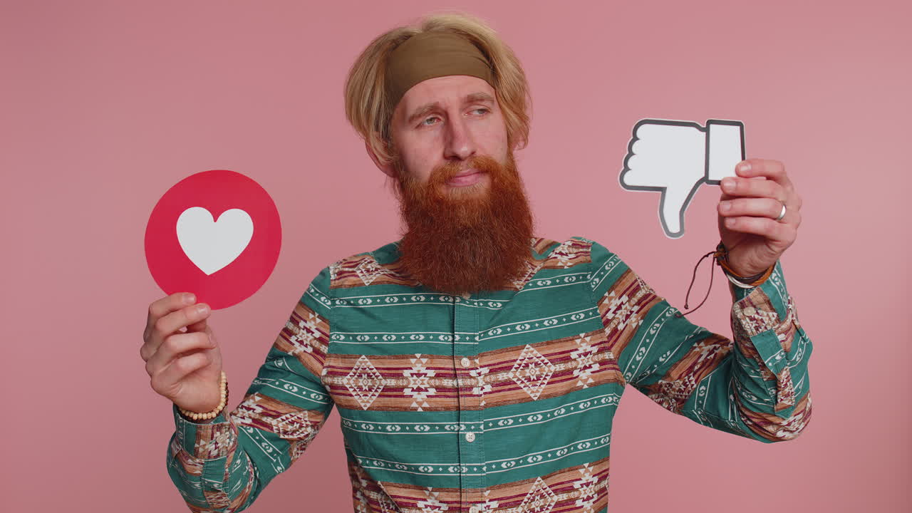 화가 난 히피 남자가 엄지손가락을 내려다보는 표지판, 불쾌감, 불만족, 소셜 미디어 불쾌감