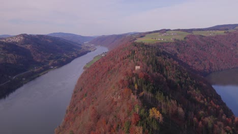 el bucle del danubio en el otoño una curva serpenteante en el río