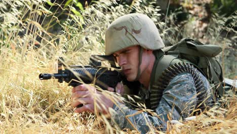 soldado militar durante un ejercicio de entrenamiento con armas