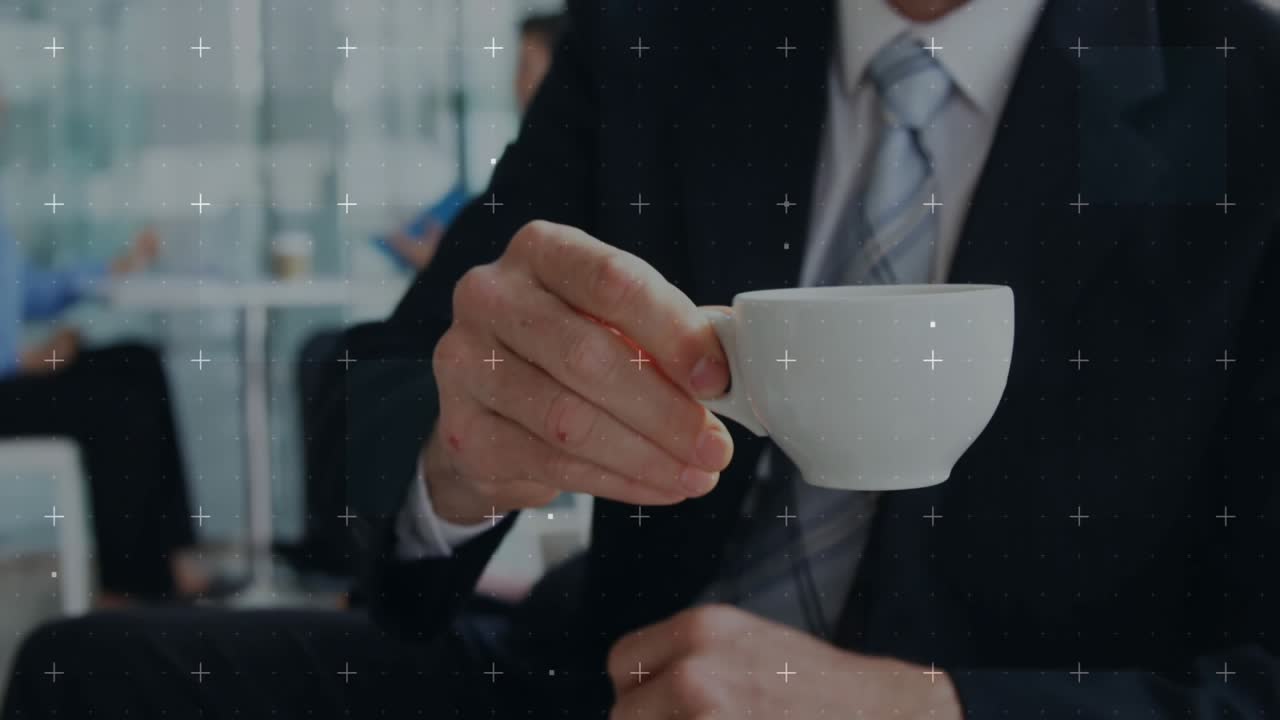 Uomo d'affari che fa scorrere il piattino, alzando la tazza di caffè in pausa con colleghi che condividono una cartella vicino alle finestre