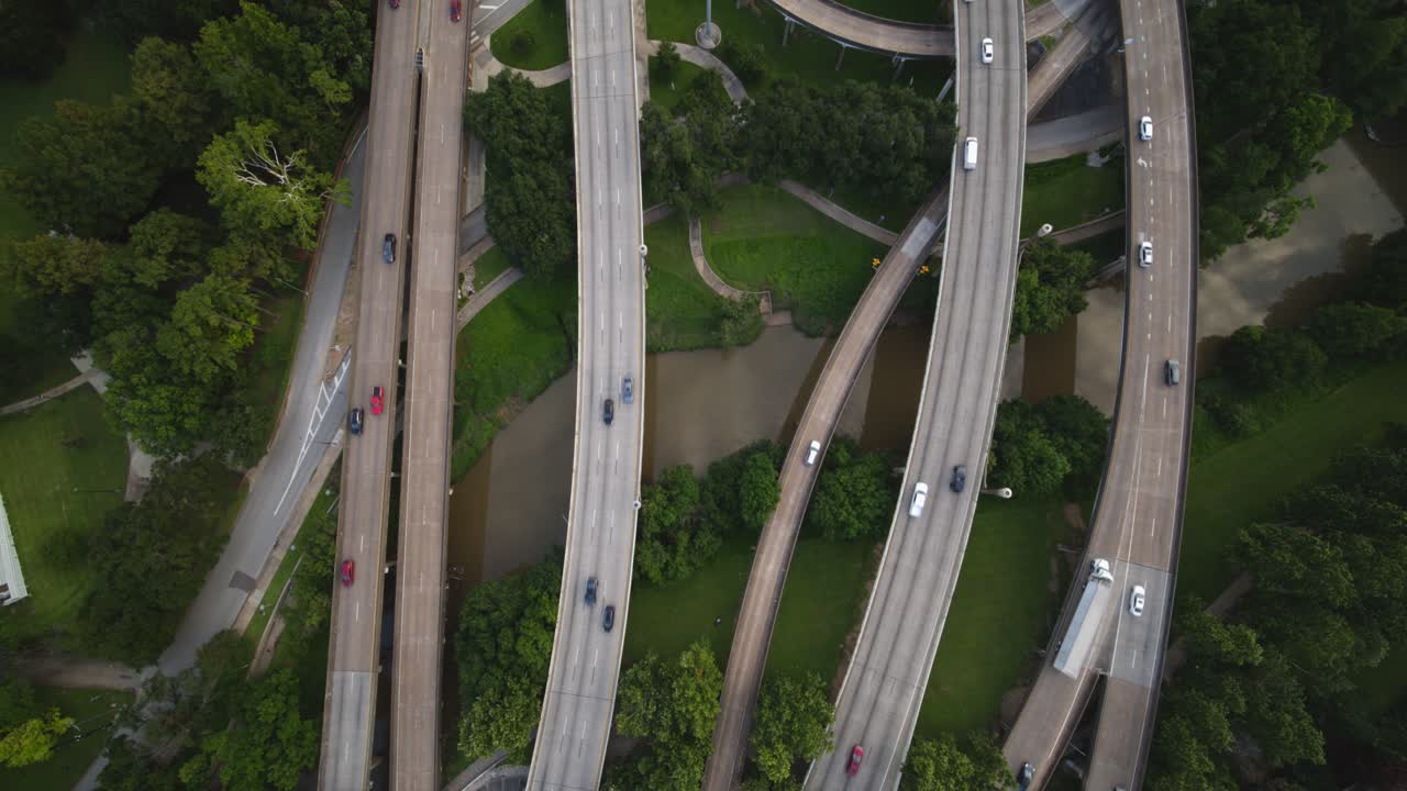 텍사스 주 휴스턴 시내 근처의 버팔로 베이우 (buffalo bayou) 를 가로지르는 고속도로에서 자동차의 조류 시각