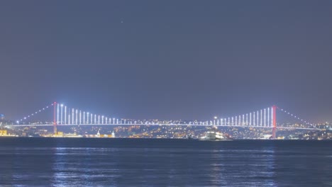 el puente fatih sultan mehmet por la noche, en estambul