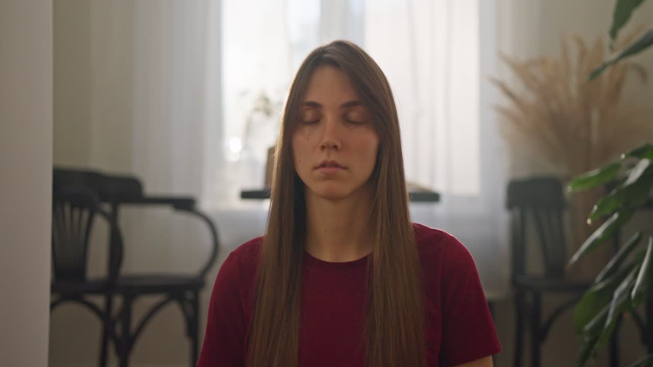 mujer meditando en casa