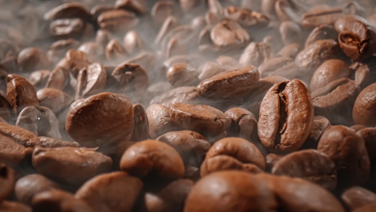 커피 씨 ⁇ 의 가까운. 향기로운 커피  ⁇ 은 구워진 연기가 커피  ⁇ 에서 나온다.