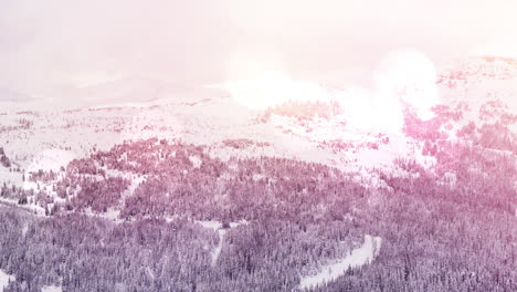 animación de paisaje de invierno con puntos de luz montañas y abetos cubiertos de nieve