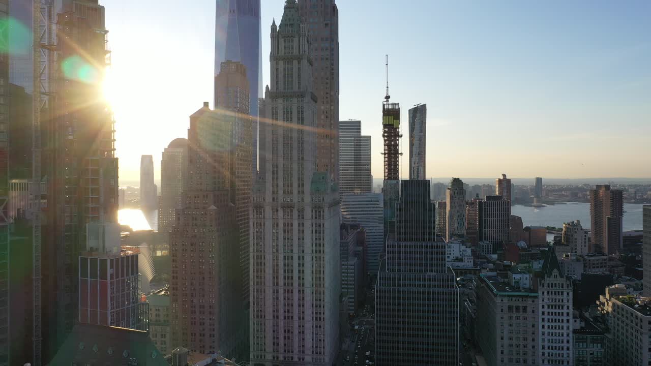 Una veduta aerea mostra l'approccio al Woolworth Building al tramonto a New York City, New York