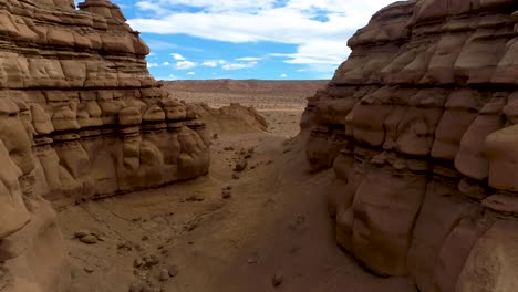 bellas imágenes aéreas de cañones llenos de rocas rojas en utah