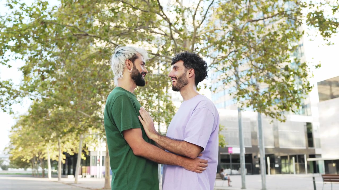 Coppia gay felice che si abbraccia all'aperto