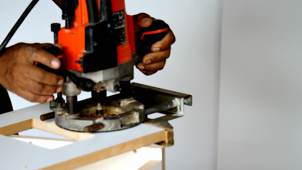 carpintero que trabaja en máquinas de carpintería