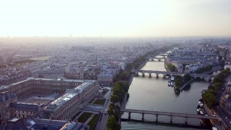 Vista-Panorámica-Aérea-De-La-Mañana-En-París-Desde-Un-Dron