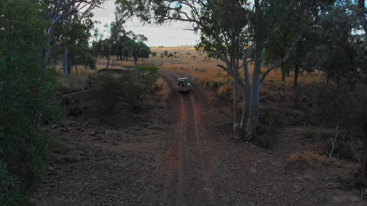 Landcruiser in viaggio nell'outback di Emerald, Queensland, Australia