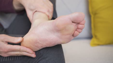 Foot-close-up-with-fungus-and-cracks-appearing.