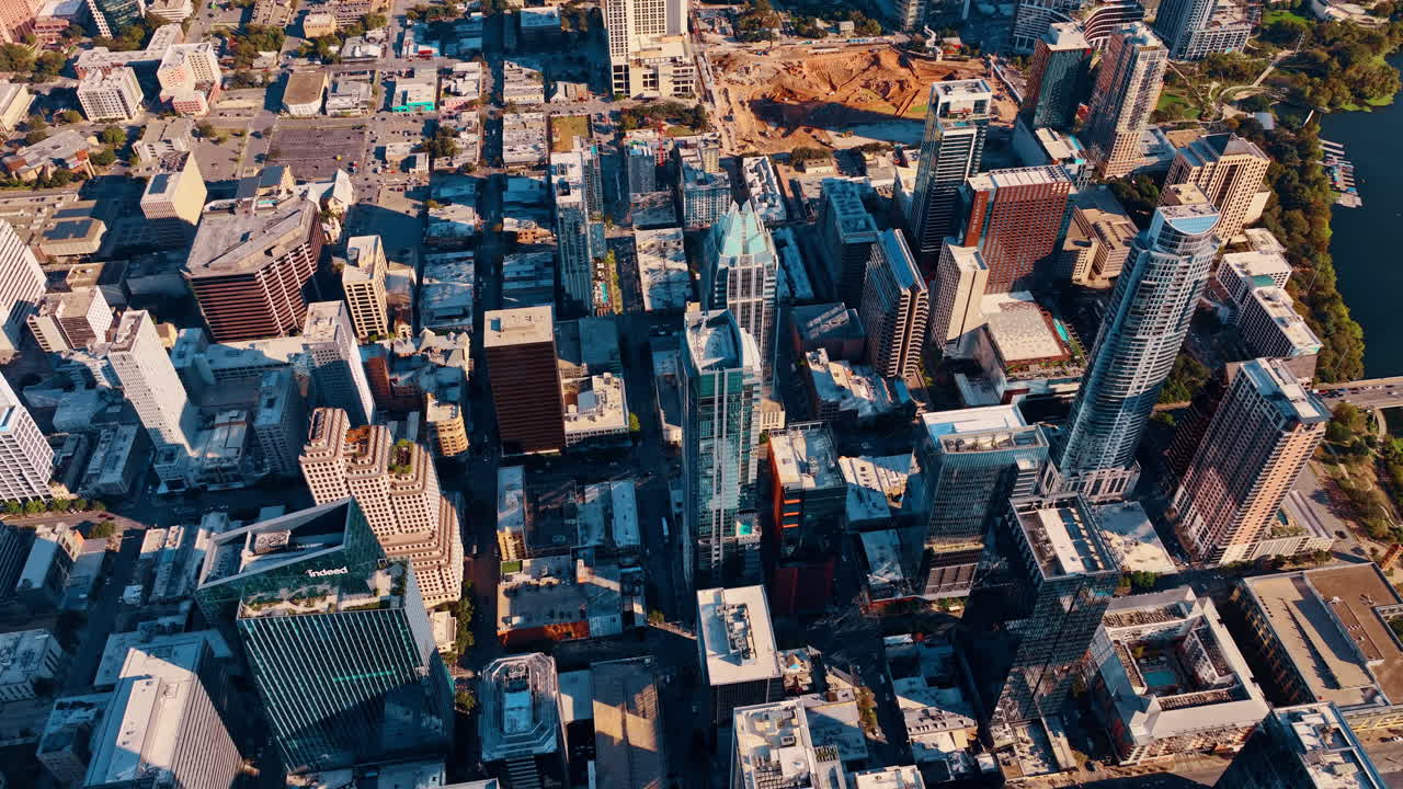 Austin, EUA, 21 de novembro de 2025: Vista aérea de cima para baixo de quarteirões e ruas da cidade de Austin. Tomada aérea vertical de cima da malha urbana do centro de Austin mostrando arranha-céus.