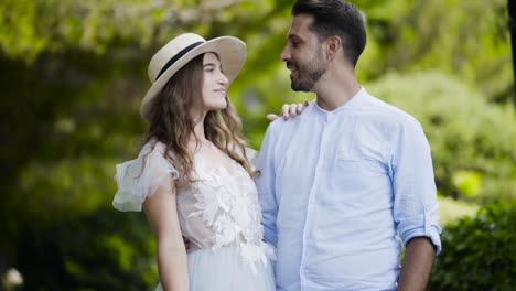 una pareja en un parque.