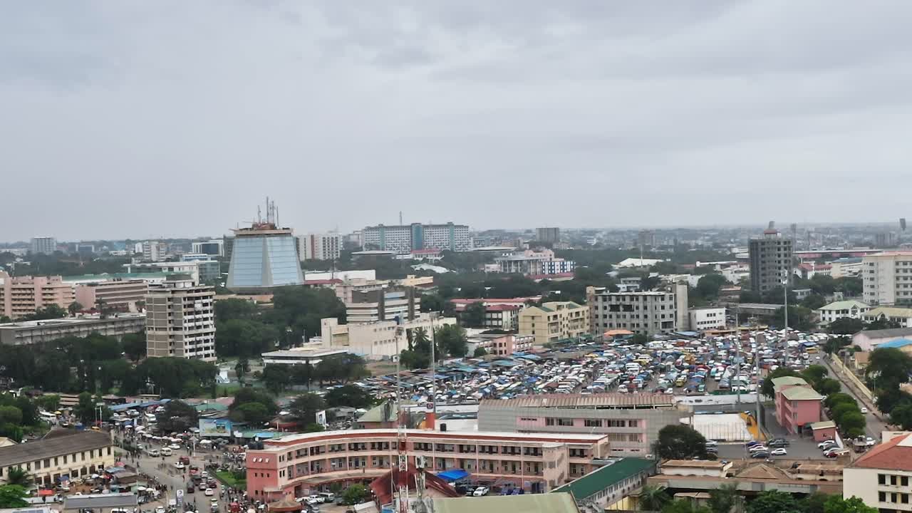 Vista delle strade trafficate di Accra, Ghana, in una giornata nuvolosa