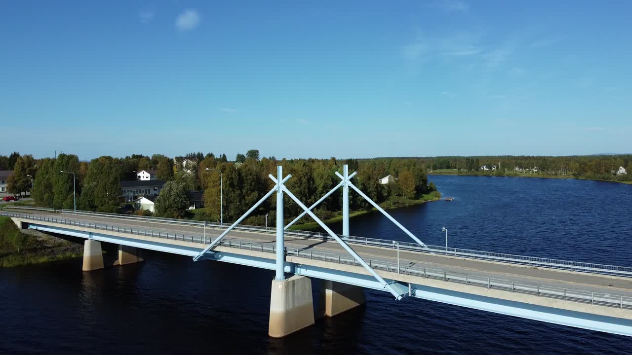 아이슬란드 의 강 을 가로지르는 다리 의 드론 사진