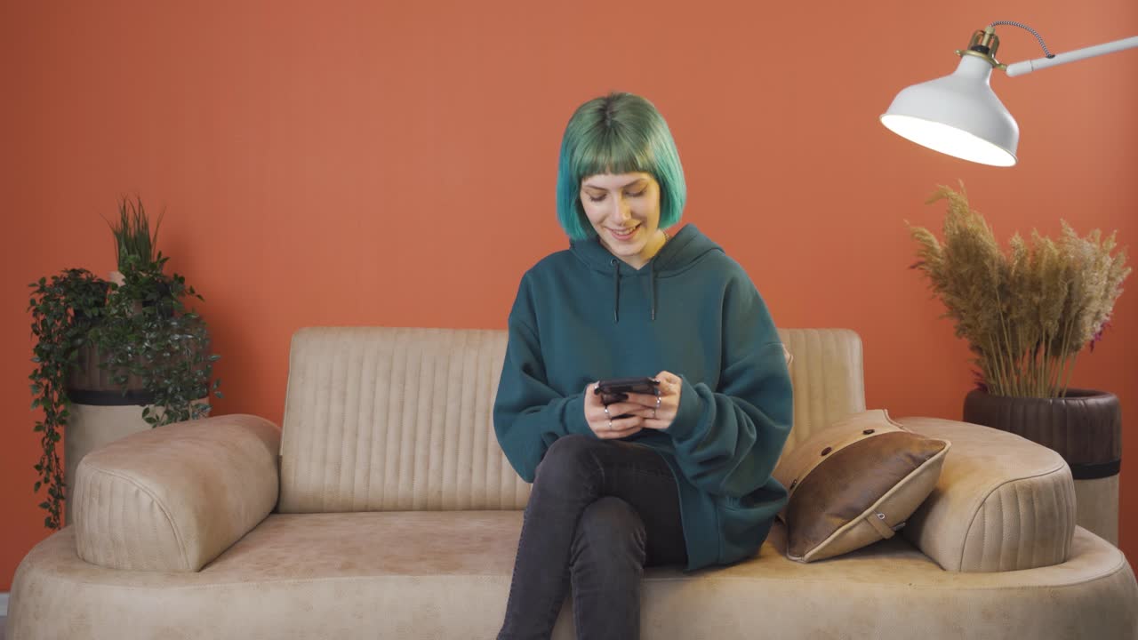 mujer joven con problemas familiares.