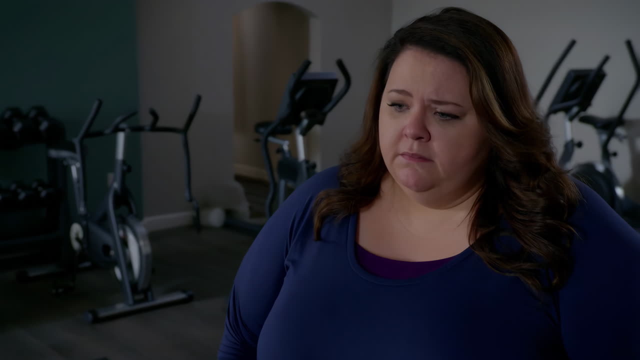 Mujer sintiéndose frustrada y triste en un gimnasio.