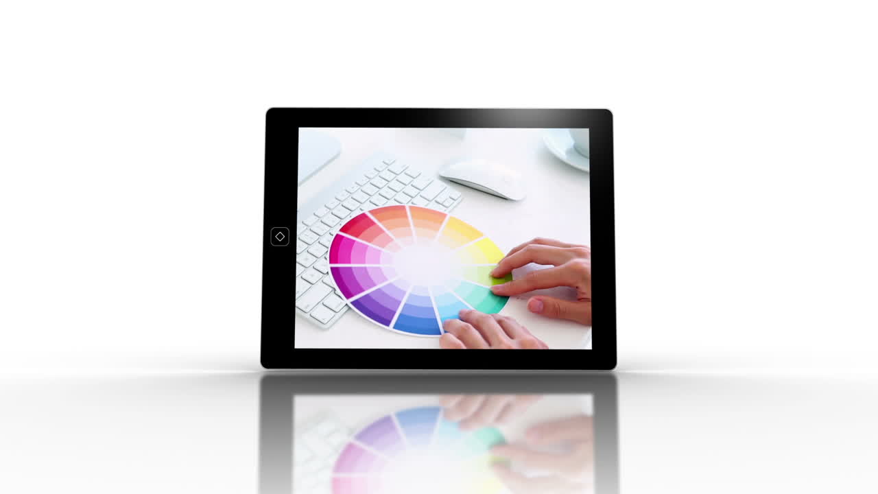 pantallas de dispositivos multimedia que muestran a los diseñadores en el trabajo