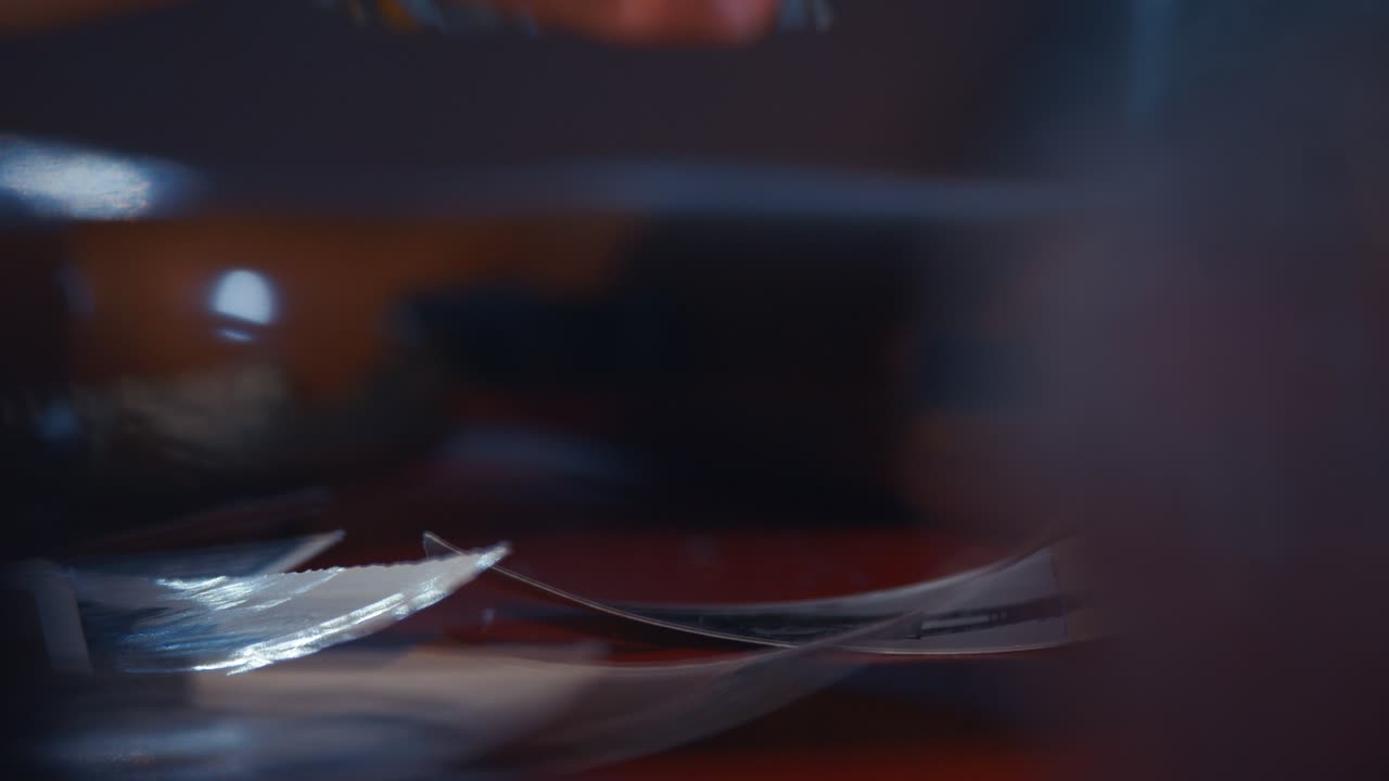 손가락에 반지와 오래된 사진으로 위스키 잔을 마시는 남자