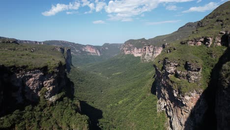 Drone-view-of-the-Cachoeirão-viewpoint-in-Vale-do-Pati,-Chapada-Diamantina,-Bahia,-Brazil