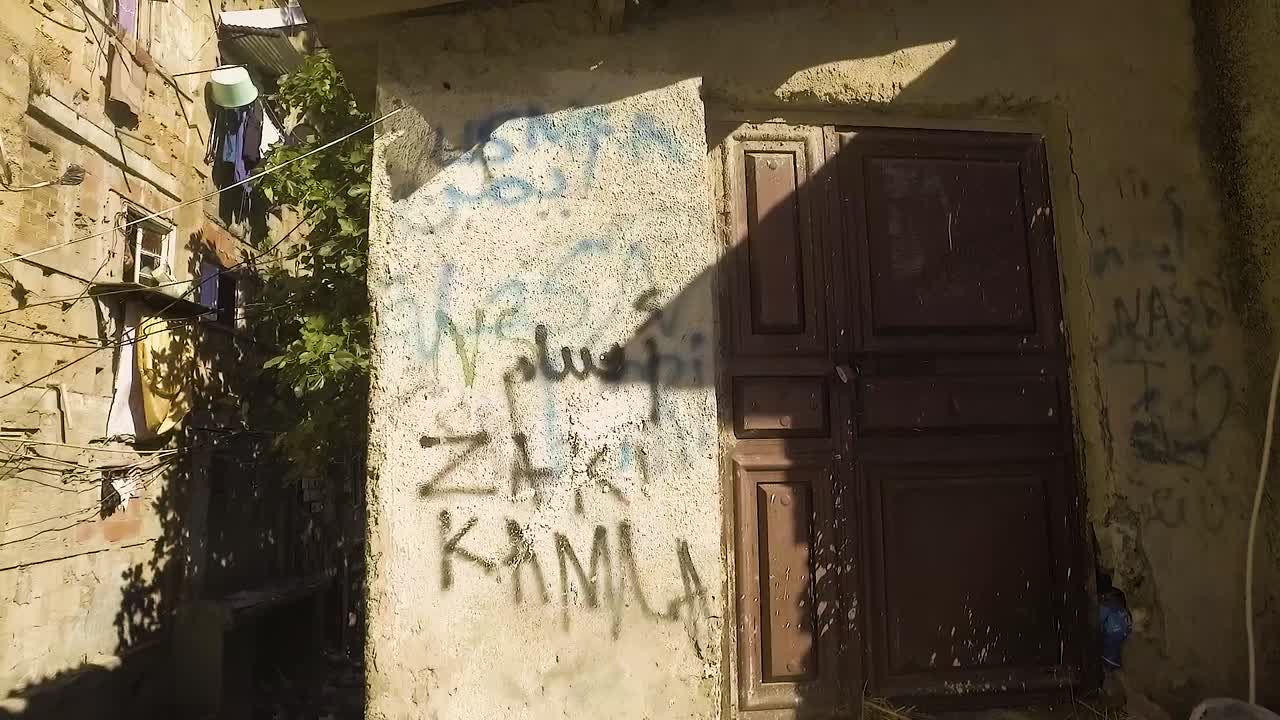 en un edificio de un ghetto peligroso con antenas parabólicas y ropa colgada del balcón