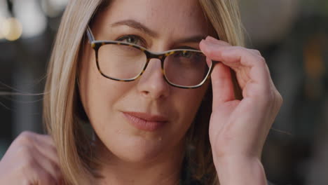 retrato de cerca de una mujer hermosa con gafas feliz