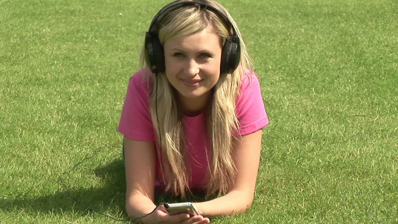 음악 을 듣고 있는 여자