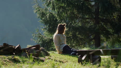 una mujer joven practicando yoga en el bosque.