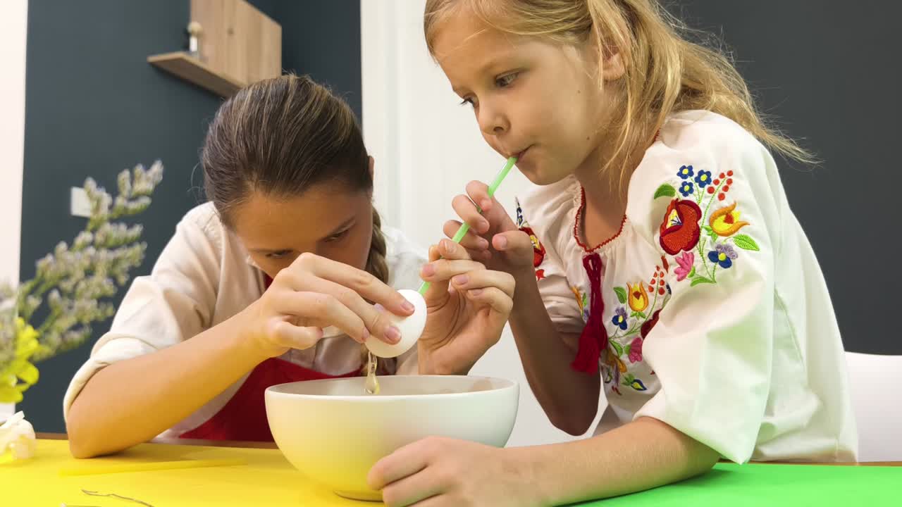 dos chicas preparando huevos de pascua