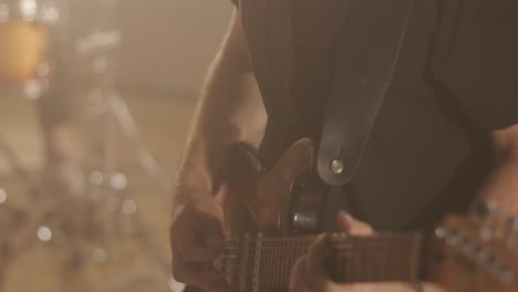actuación en vivo de la banda con cantante, bajista, pianista, baterista y guitarrista