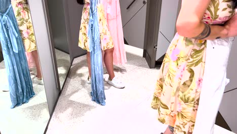 mujer ayuda amablemente en el proceso de cambiar la ropa - trabajando en una boutique de moda