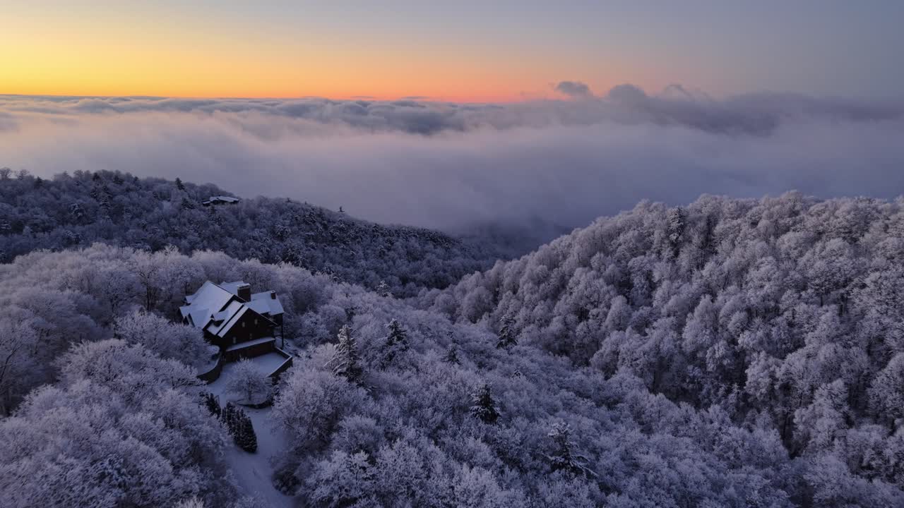 노스캐롤라이나주, 분 근처의 산에 있는 집들의 일출 풍경