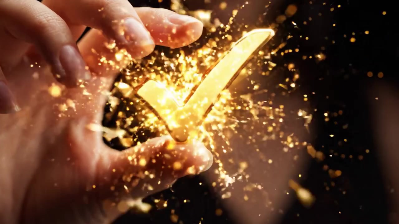 Una mano tiene elegantemente un segno di spunta dorato scintillante, che simboleggia approvazione, successo e positività su uno sfondo delicatamente illuminato, trasmettendo un senso di realizzazione e fiducia