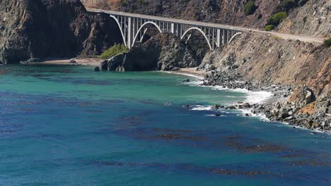 Puente-Y-La-Autopista-Estadounidense-1,-Día-Tranquilo-Y-Soleado-En-La-Costa-De-Big-Sur-En-California,-Estados-Unidos