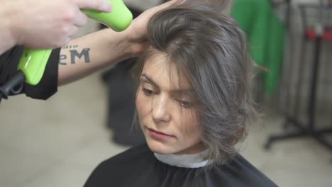 Peluquero-Profesional-Usando-Un-Secador-De-Pelo-Después-Del-Corte-De-Pelo.-Mujer-Joven-En-Salón-De-Belleza