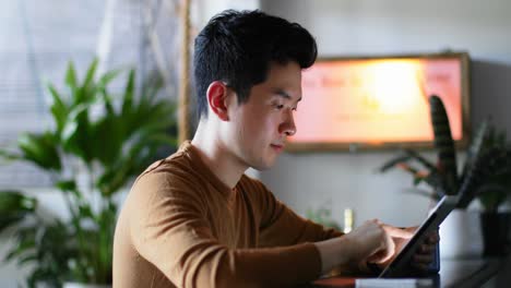 Hombre-Usando-Tableta-Digital-En-El-Mostrador-De-La-Cocina-4k
