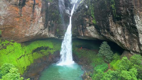 hermosas cascadas de devkund en pune en maharashtra