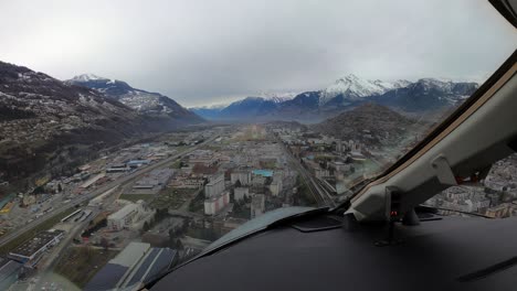 el avión a reacción se acerca a la ciudad y aterriza en la pista en sion, vista de la cabina