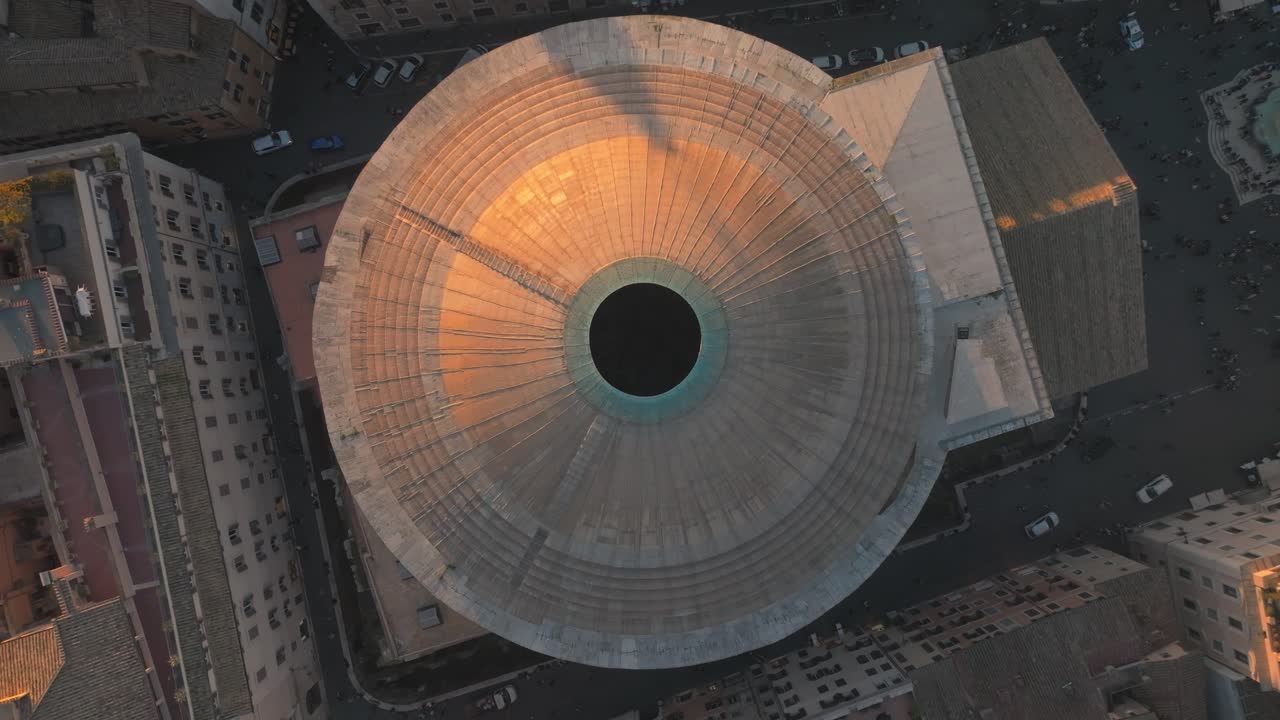 Roma'da gün batımında Pantheon kubbesi ve oculus'unun kuşbakışı havadan drone görünümü.