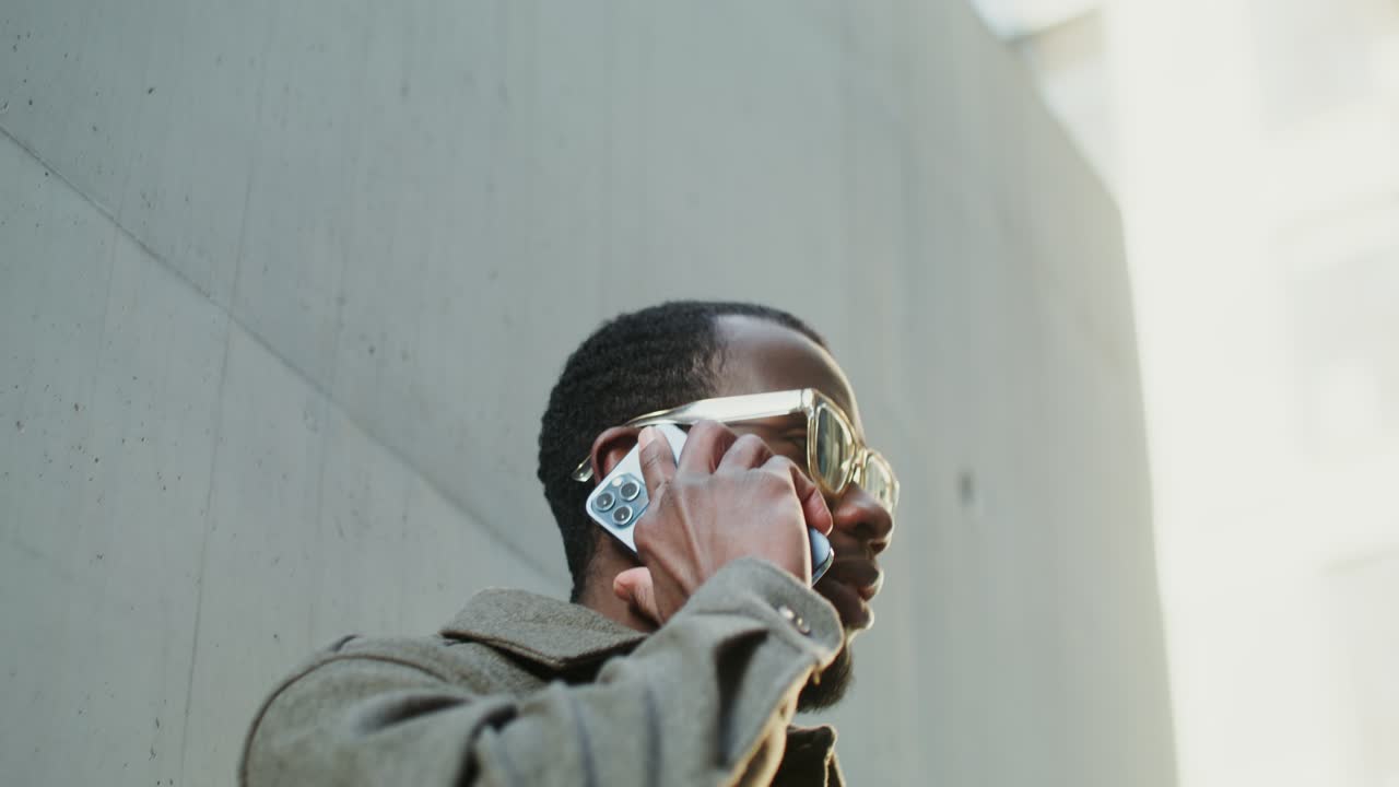 hombre hablando por teléfono en la ciudad