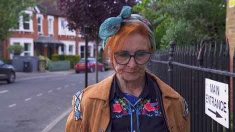 pensionista de moda caminando y luciendo melancólico en una calle urbana