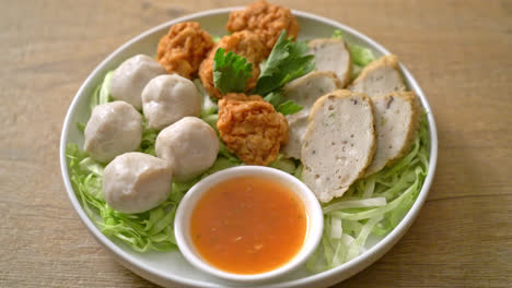 Gekochte-Fischbällchen,-Garnelenbällchen-Und-Chinesische-Fischwurst-Mit-Scharfer-Dip-Sauce