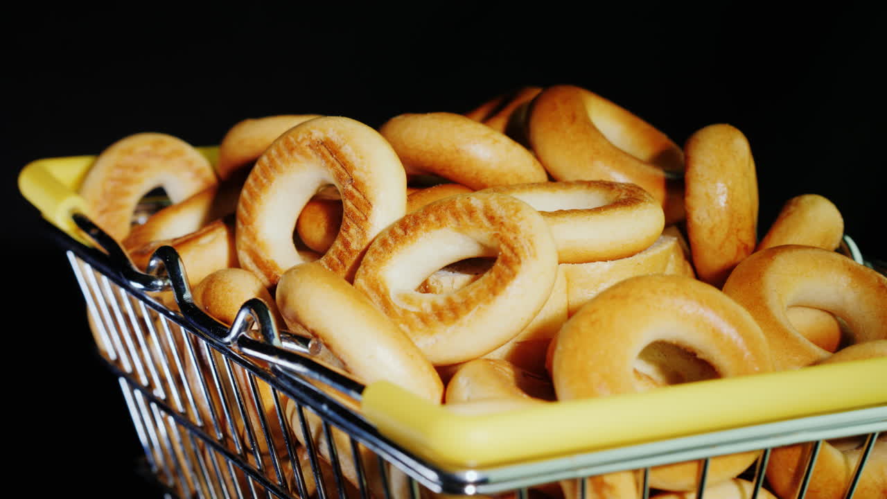 Petits bagels dans un chariot de supermarché miniature, vidéo 4K