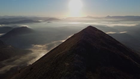 Imágenes-De-Drones:-Amanecer-De-Montaña-Sobre-Un-Mar-De-Nubes,-En-El-Monte-Txurregi-En-Navarra,-España-Increíble-Vista-De-Drone-De-Amanecer