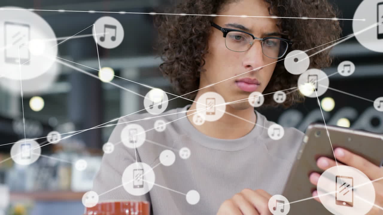 red de música y iconos de medios de animación sobre la persona que utiliza la tableta