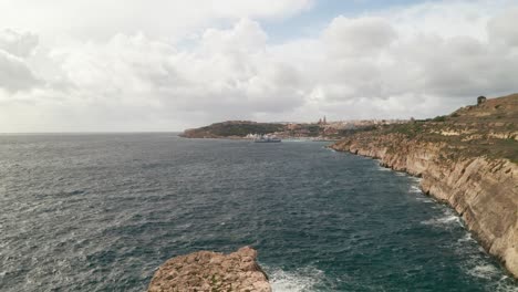 Die-Drohne-Zieht-Sich-Zurück-Und-Legt-Riesige-Meeresfelsen-Nahe-Der-Küste-Von-Gozo-Frei